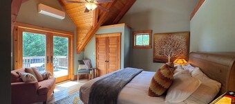 Sleeps 20! Minutes to Main St & Lakes HotTub PoolTable Pingpong FirePit AC