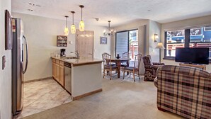 Un espacio habitable compacto con cocina, comedor y sala de estar.