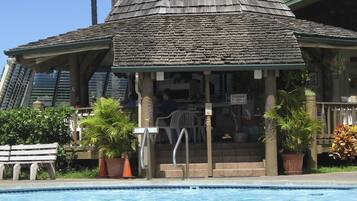 Alberca al aire libre y alberca climatizada