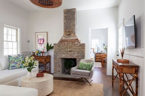 TV, fireplace, stereo, offices - Blue Cottage | Casa Zoë – Your Charleston Escape (Charleston)