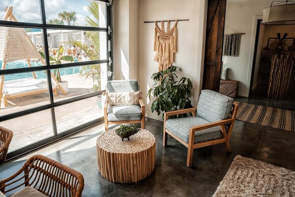 TV, fireplace, stereo, offices - Blue Cottage | Casa Zoë – Your Charleston Escape (Charleston)