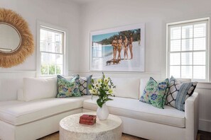 Televisión, chimenea, estéreo y oficina 