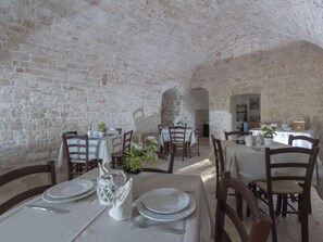 Free daily buffet breakfast - Masseria Fanizzi (Conversano)