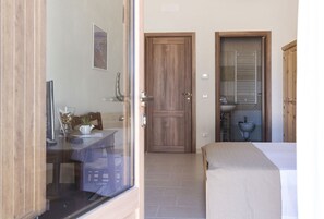Habitación básica doble, 1 cama de matrimonio (tre) | Ropa de cama de alta calidad, minibar, escritorio y cortinas opacas
