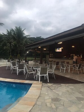 2 hồ bơi ngoài trời, dù/ô trên bãi biển/hồ bơi, ghế dài tắm nắng 