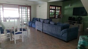 Deluxe House, Non Smoking | Living area | 42-inch flat-screen TV with cable channels, LED TV, DVD player - Cond Hanga Roa - Bertioga Riviera (Bertioga)