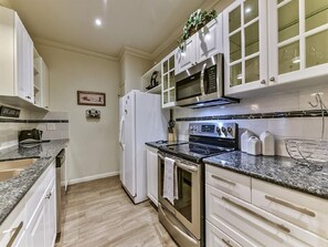 Fridge, microwave, oven, stovetop - Galleria Westpark at Bellaire (Houston)