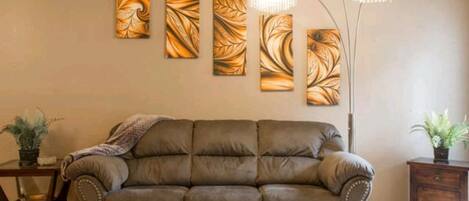 Resortwoning, niet-roken | Woonkamer | Een plasmatelevisie, een open haard en een dvd-speler