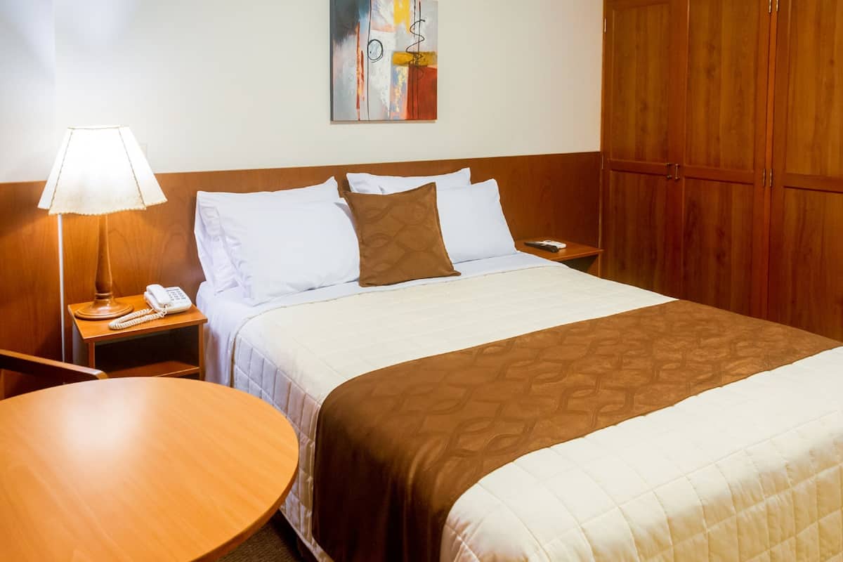 Phòng đôi tiện nghi đơn giản | Minibar, két bảo mật tại phòng, bàn 