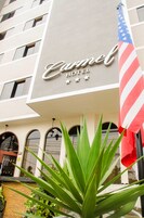 Un letrero de hotel con el nombre 'Camel Hotel' y una bandera.