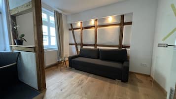 Deluxe Apartment, Private Bathroom, Garden View (W7-EG) | Lounge