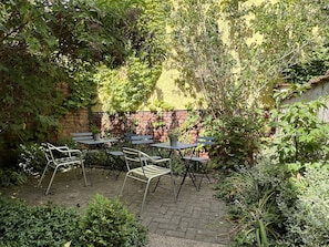 Deluxe Apartment, Private Bathroom, Garden View (W7-EG) | Garden - Stella Apartments (Erfurt)