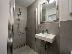 Deluxe-Apartment, eigenes Bad, Gartenblick (W7-EG) | Badezimmer