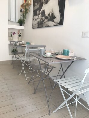 فطور مطهو حسب الطلب مجانًا يوميًا