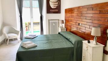 Doppia Standard, bagno privato | Una cassaforte in camera, tende oscuranti