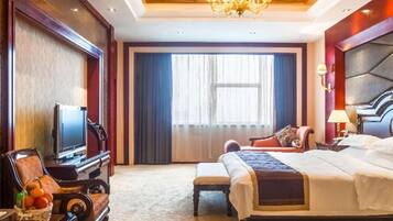 Presidential Suite | Desk, blackout drapes, free WiFi
