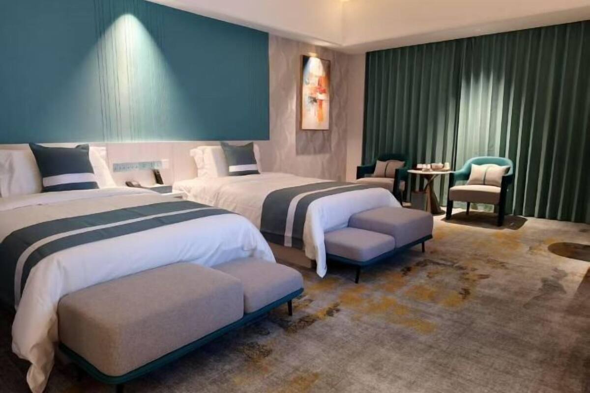 1 bedroom, desk, blackout drapes, free WiFi