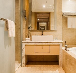 Shower, free toiletries, hair dryer, slippers - Eastern Five Continents Hotel (Quanzhou)