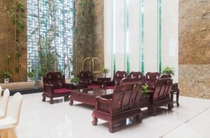 Área de estar no saguão