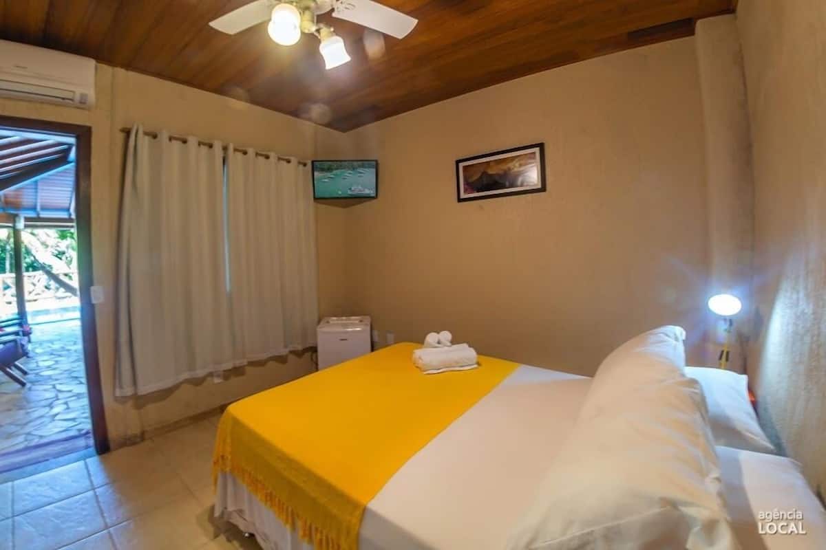 Minibar, cortinas blackout, tabla de planchar con plancha y wifi gratis
