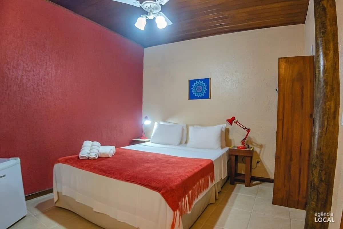 Minibar, cortinas blackout, tabla de planchar con plancha y wifi gratis