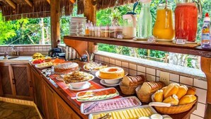 Free daily buffet breakfast  - Casa Bonita Hospedagem e café (Angra dos Reis)