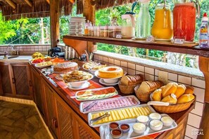 Free daily buffet breakfast - Casa Bonita Hospedagem e café (Angra dos Reis)