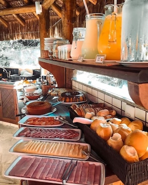 Café da manhã com buffet grátis todos os dias