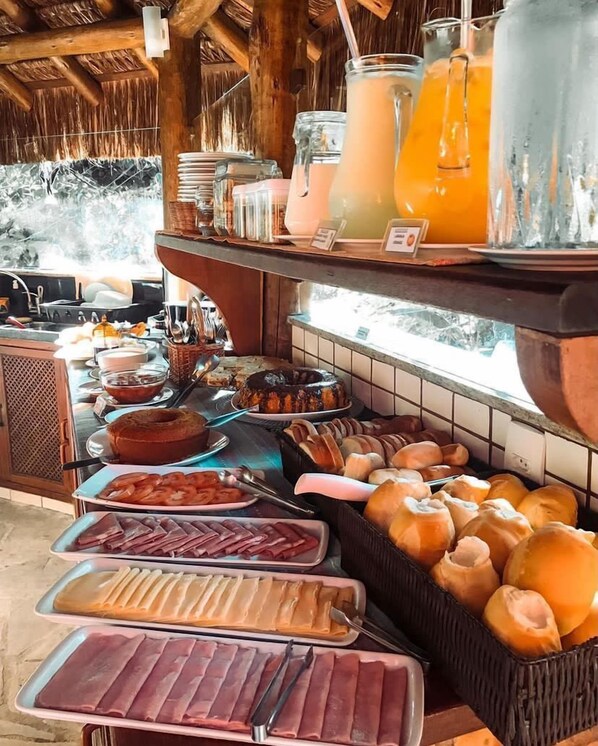 Free daily buffet breakfast - Casa Bonita Hospedagem e café (Angra dos Reis)