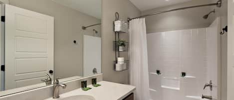Nhà, nhiều giường, quang cảnh núi (Winchester Way) | Phòng tắm | Khăn tắm