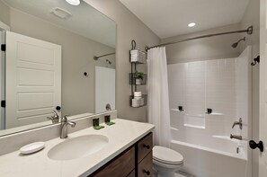 House, Multiple Beds, Mountain View (Winchester Way) | Bathroom | Towels