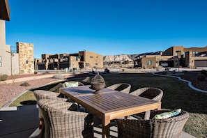 Casa, varias camas, vista a la montaña (Winchester Way) | Restaurante al aire libre