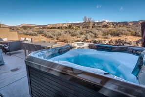Outdoor spa tub - Southern Utah Soiree (St. George)