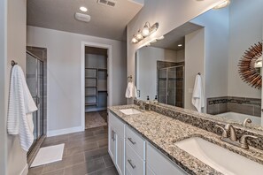 House, Multiple Beds, Mountain View (The Perfect Escape) | Bathroom | Towels