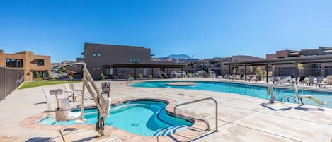 Una piscina al aire libre, una piscina climatizada