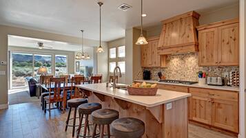 Hus, flere senger, fjellutsikt (I Could Live Here) | Eget kjøkken | Kjøleskap, mikrobølgeovn, ovn og kokeplater