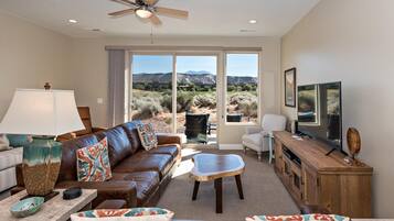 Hus, flere senger, fjellutsikt (I Could Live Here) | Oppholdsrom | TV og DVD-spiller