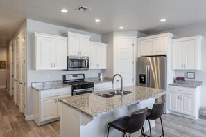 單棟房屋, 多張床, 山景 (18 Holes and A Hot Tub) | 私人廚房 | 雪櫃、微波爐、焗爐、爐具