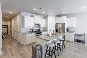 House, Multiple Beds, Mountain View (18 Holes and A Hot Tub) | Private kitchen