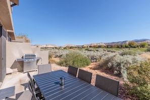 House, Multiple Beds, Mountain View (18 Holes and A Hot Tub) | Outdoor dining
