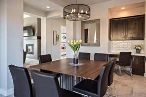 House, Multiple Beds, Mountain View (Villa On The 18th) | Dining