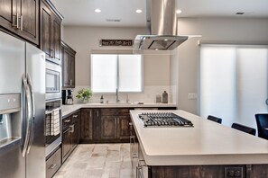 House, Multiple Beds, Mountain View (Villa On The 18th) | Private kitchen | Fridge, microwave, oven, stovetop - Villa On The 18th (St. George)