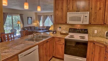 Family Apartment, 2 Bedrooms, Fireplace | Private kitchen | Fridge, microwave, oven, stovetop