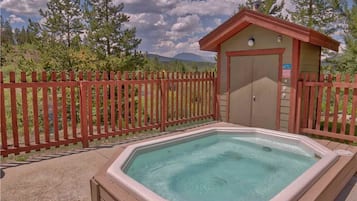 Family Apartment, 2 Bedrooms, Fireplace | Outdoor spa tub