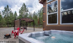 Cabin | Outdoor spa tub