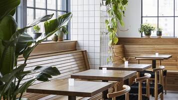 2 restaurantes; se sirve almuerzo y brunch; cocina mexicana