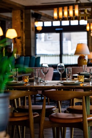 2 restaurants, lunch, brunch served; Mexican cuisine