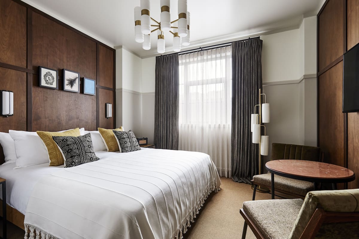 Cosy Queen | Premium bedding, down comforters, pillowtop beds, minibar