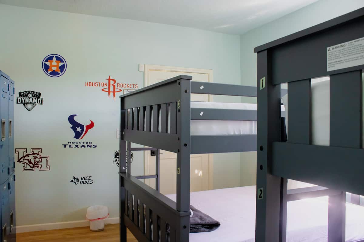 Dormitorio compartido estándar, para no fumadores, baño compartido (Room sleeps 4 Guests) | Tabla de planchar con plancha, wifi gratis y ropa de cama