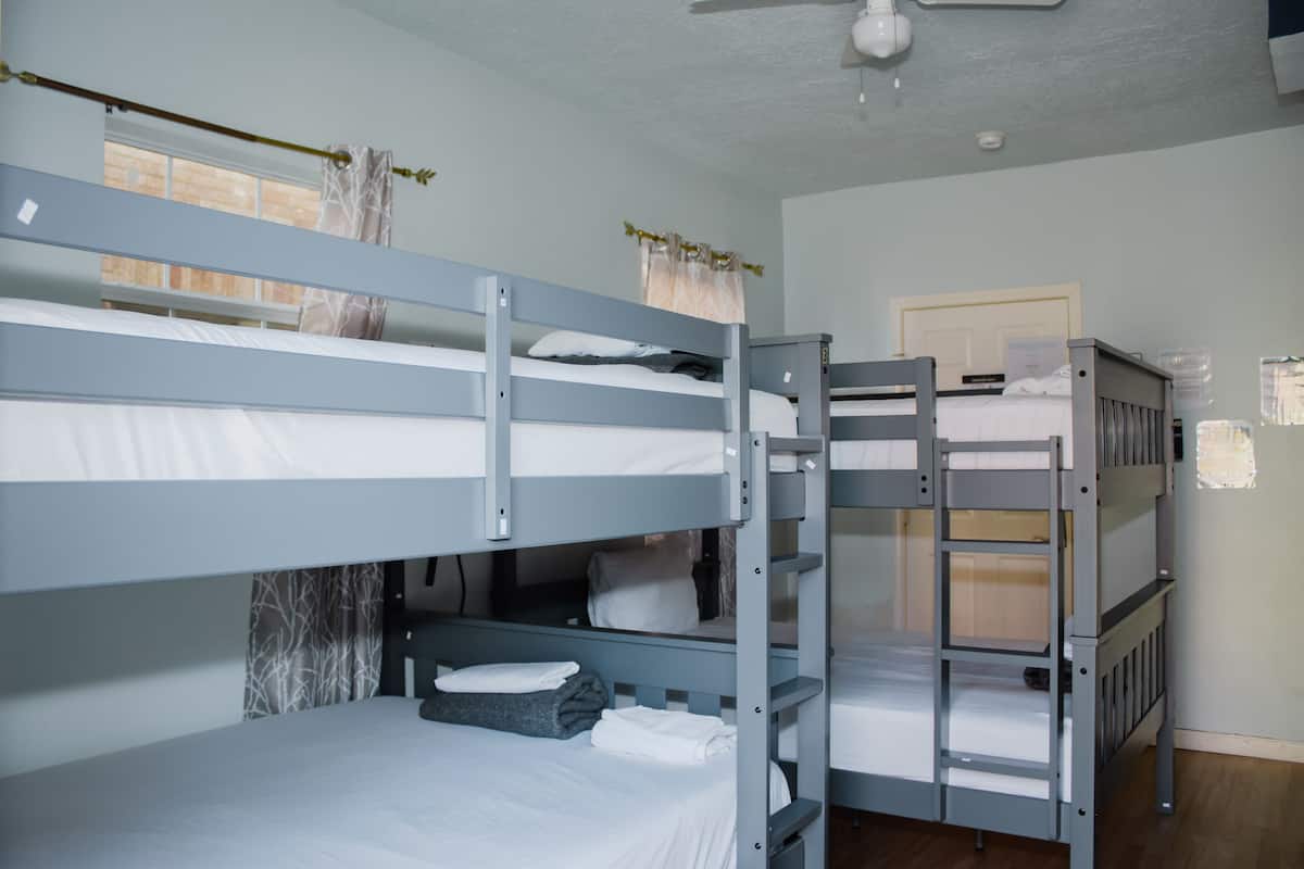 1 Bed in Diverse City Room (4-Person Shared Dorm) | Iron/ironing board, free WiFi, bed sheets